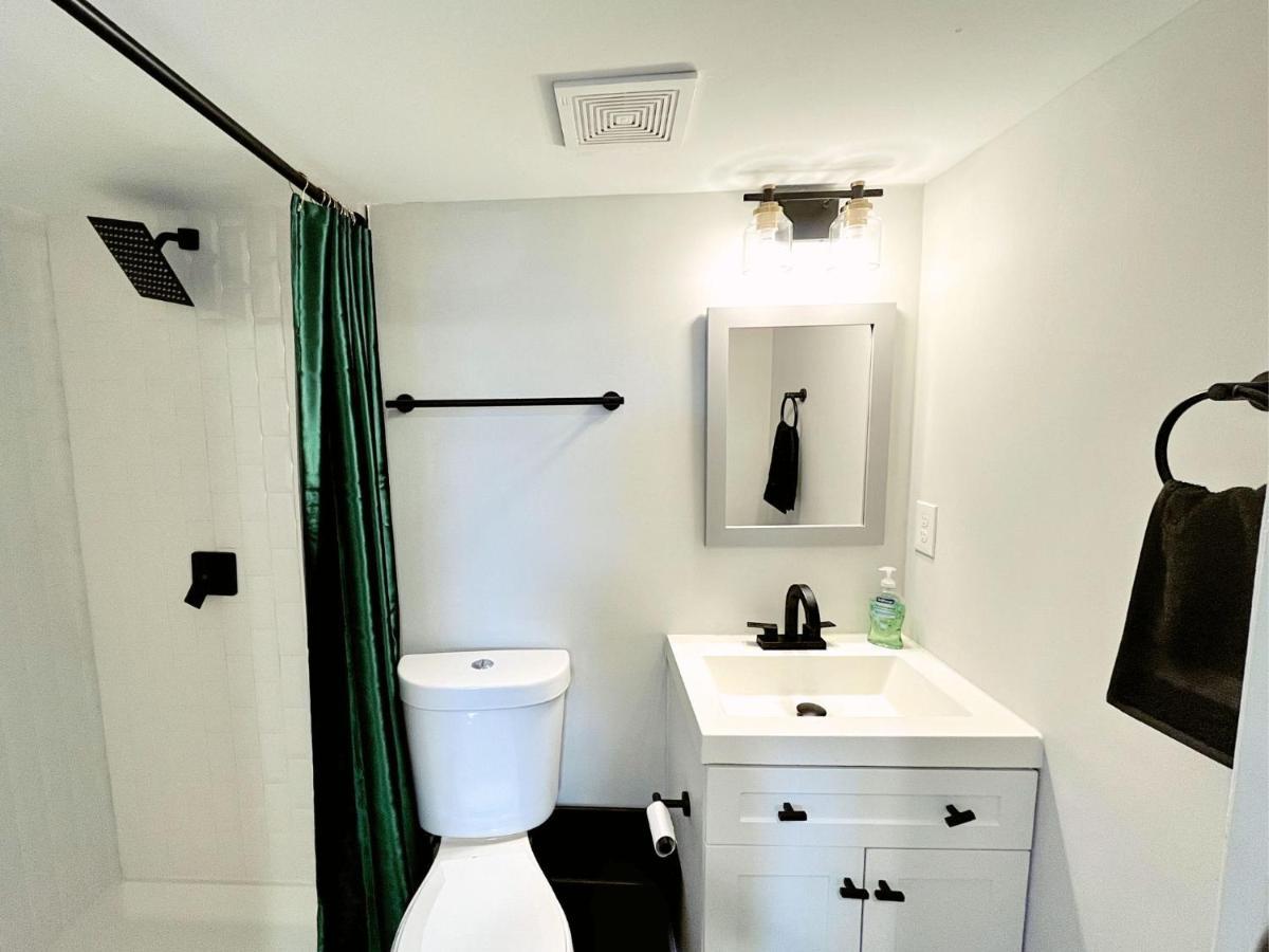 Apartment 1 Bed 1 Bath Basement With Private Entrance *
